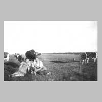 110-0043 Sommer 1939 in Warnien. Ruth Kerschus und Ursula Scharwies auf der Weide.jpg